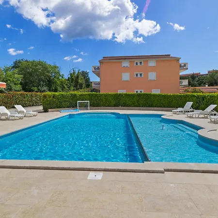 Classy In Near And Pula Apartment *